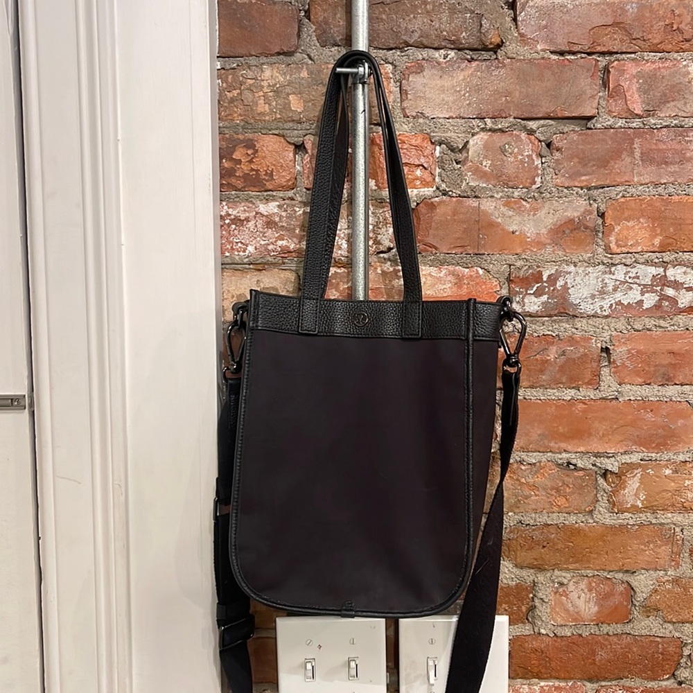 Lululemon now and always black crossbody bag in great condition!